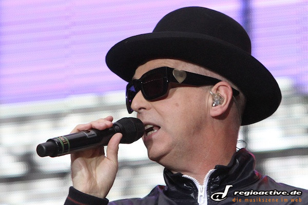 Neil Tennant von den Pet Shop Boys, hier bei einem Konzert in Hamburg 2010.